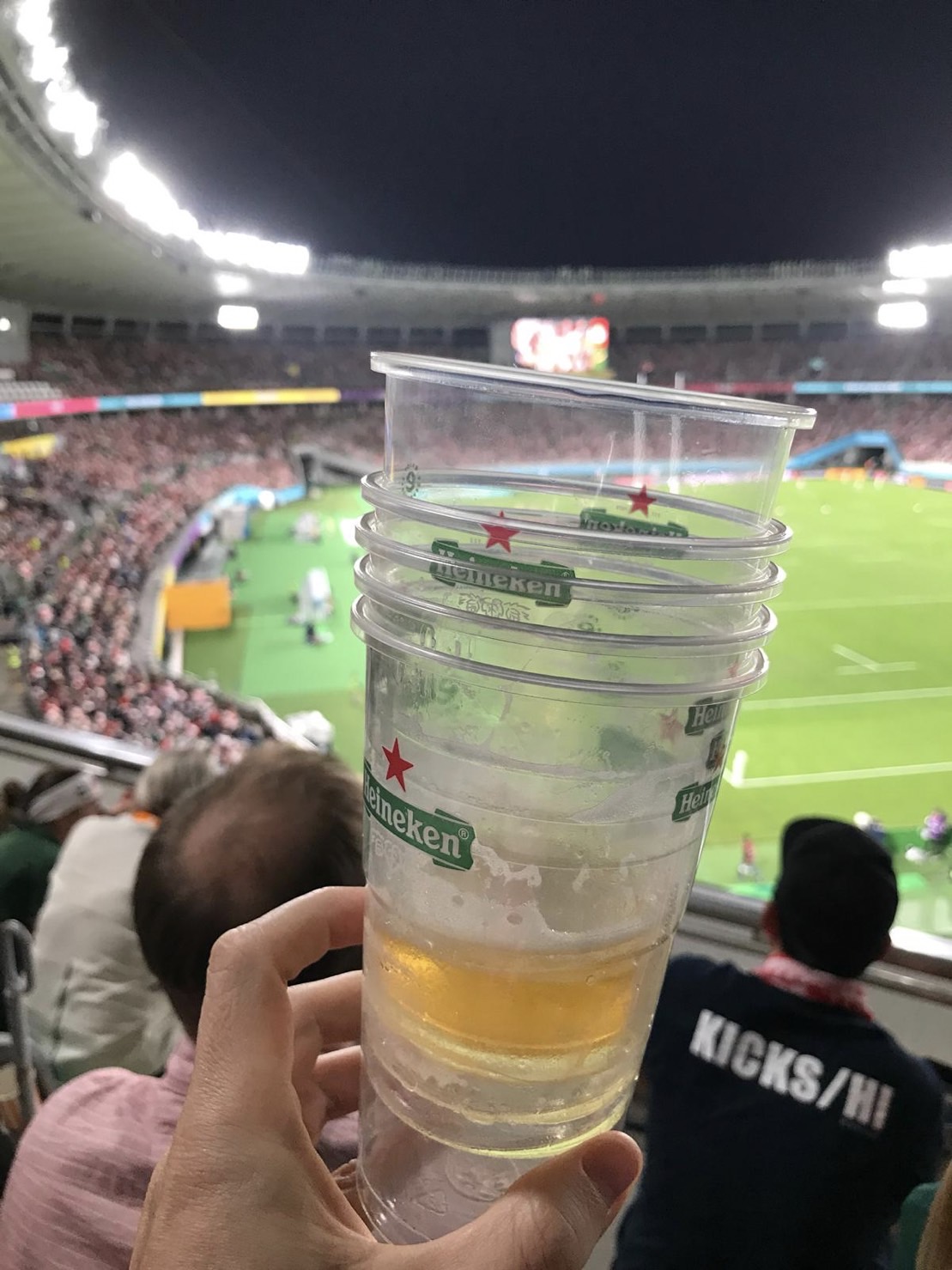 スタジアムかけつけ30分でこの量を飲み干すアイルランドサポーター