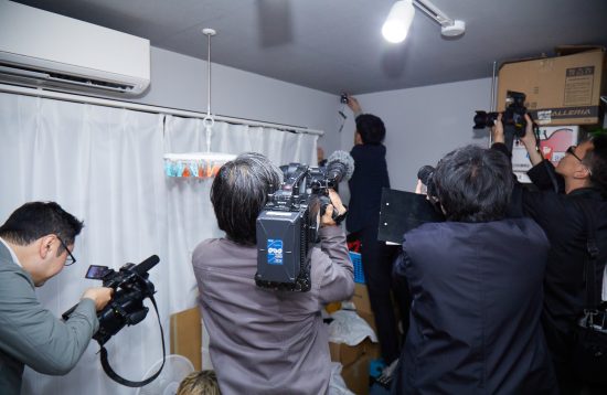 カメラを設置する遠野氏