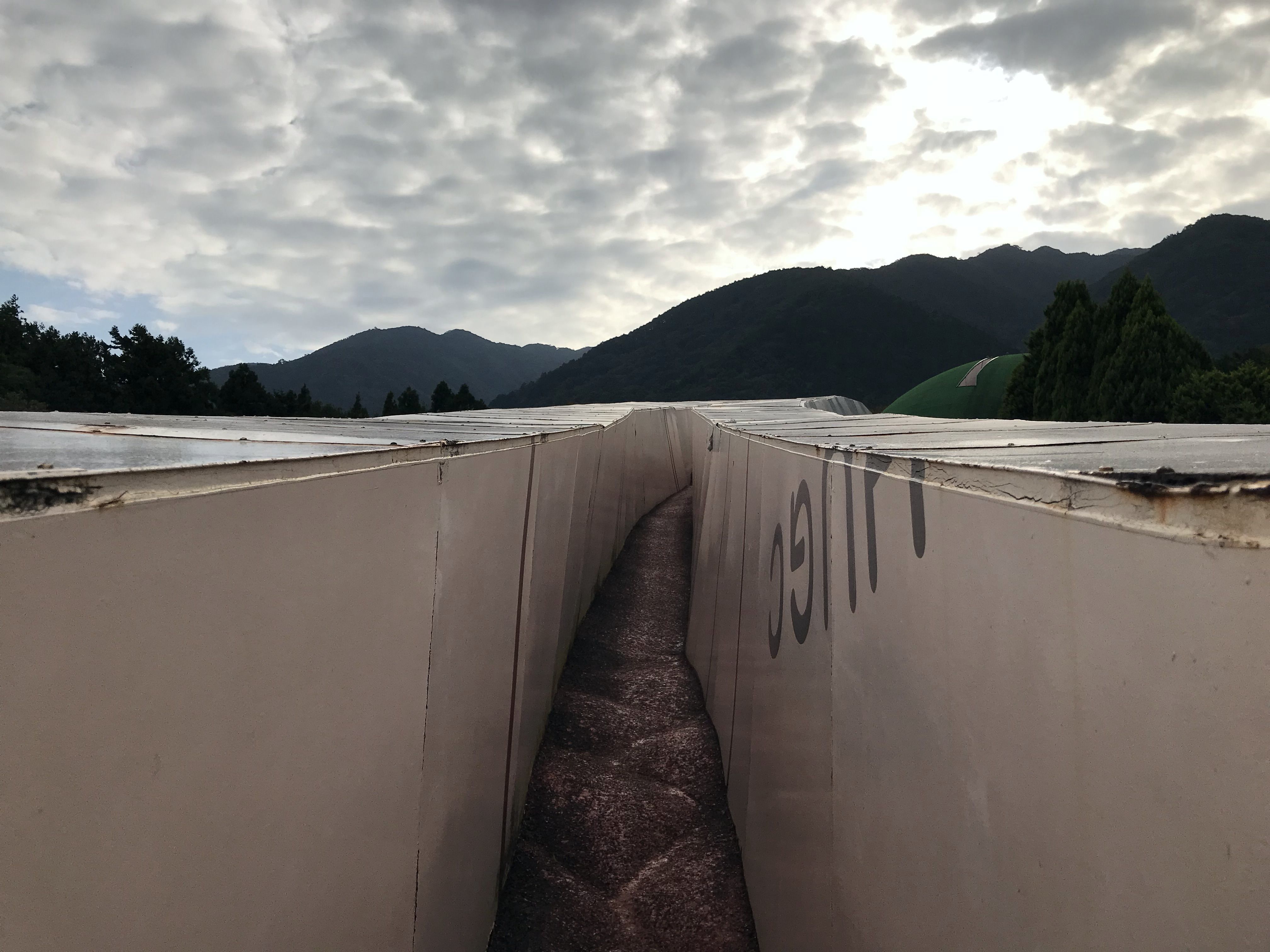 窪地の縁の半分は遊歩道になっている