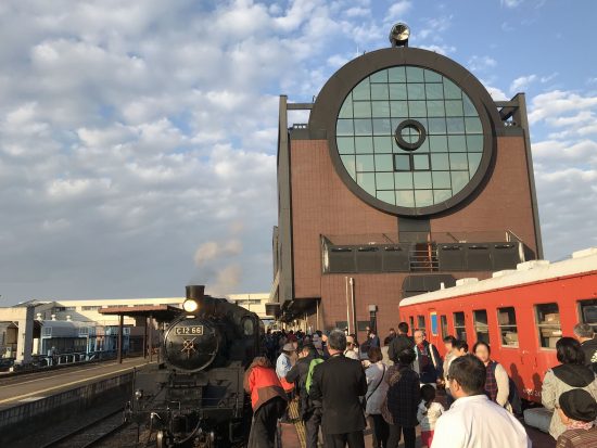 SL駅舎とSLもおか号のツーショット