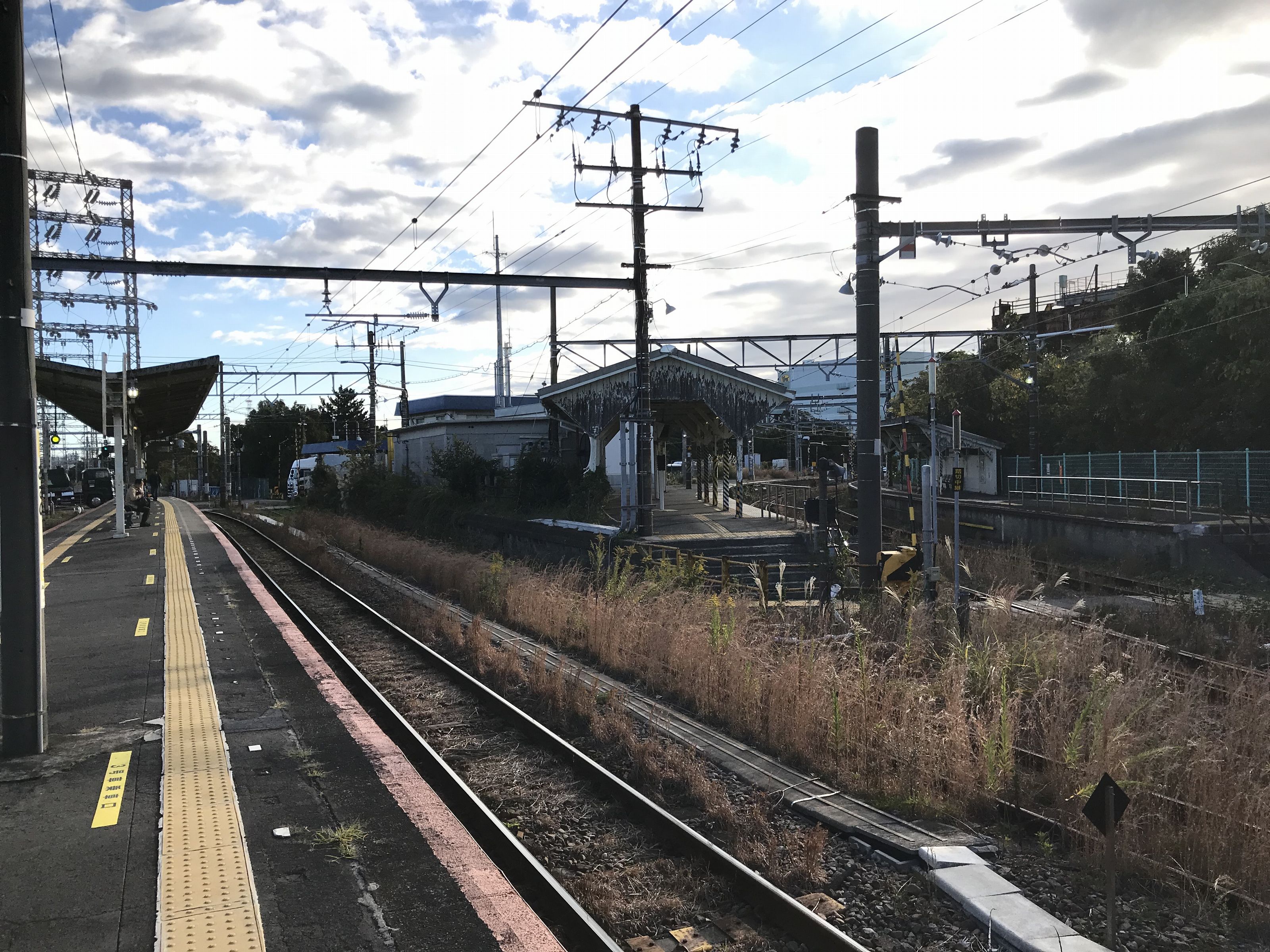 本線と海芝浦支線に分岐する浅野駅