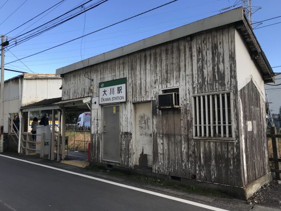 掘っ立て小屋にしか見えない大川駅