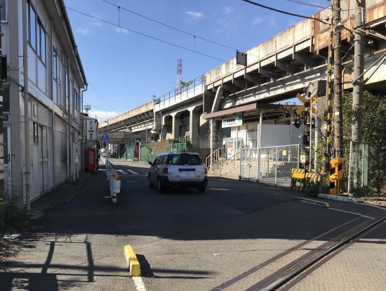 道路を挟んだ別の場所に南武線のホームがある浜川崎駅