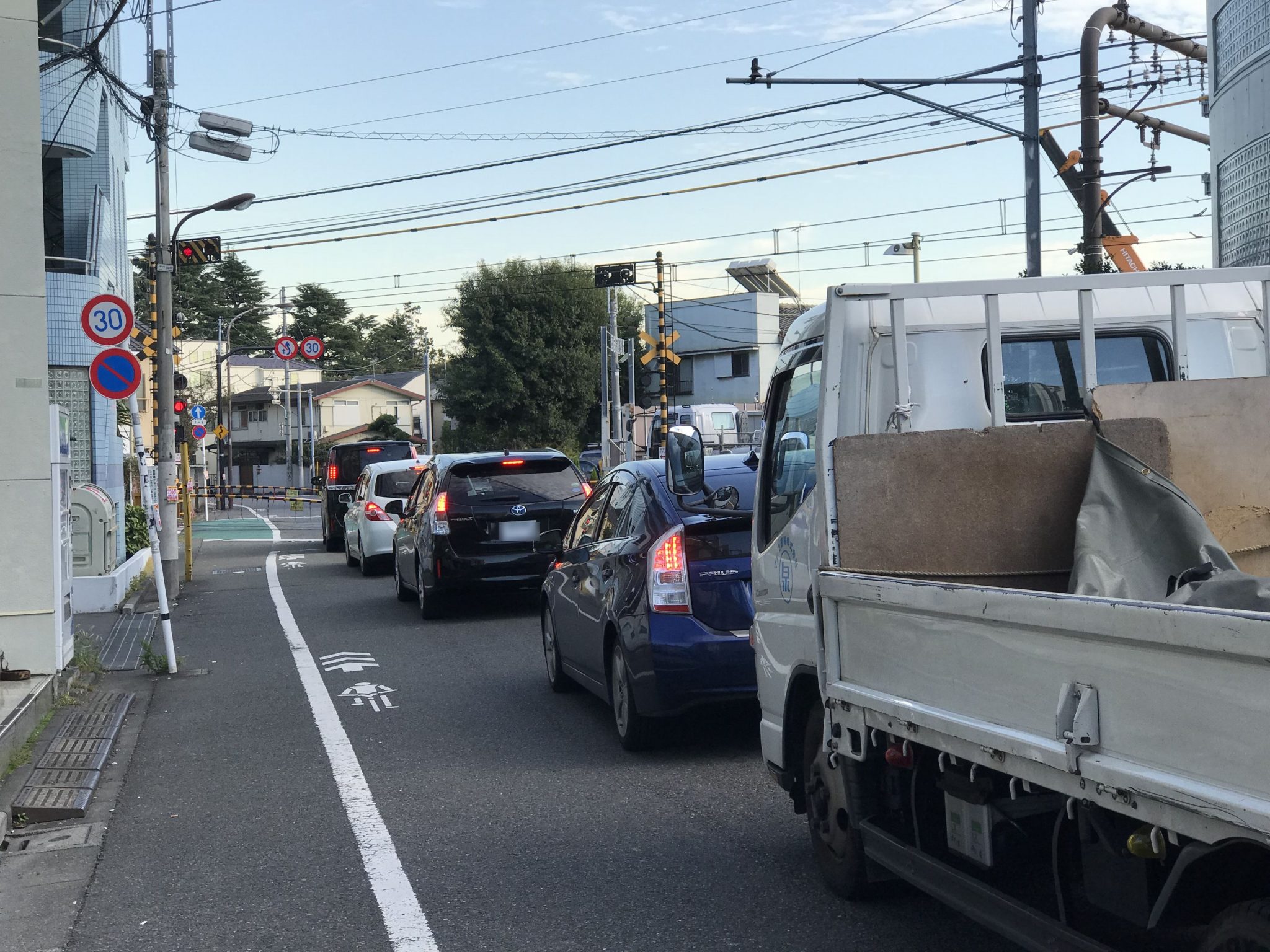 昼間もプチ渋滞が起きていた代田橋6号踏切