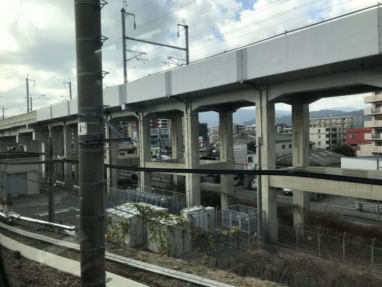 途中で九州新幹線と分岐して博多南駅へ