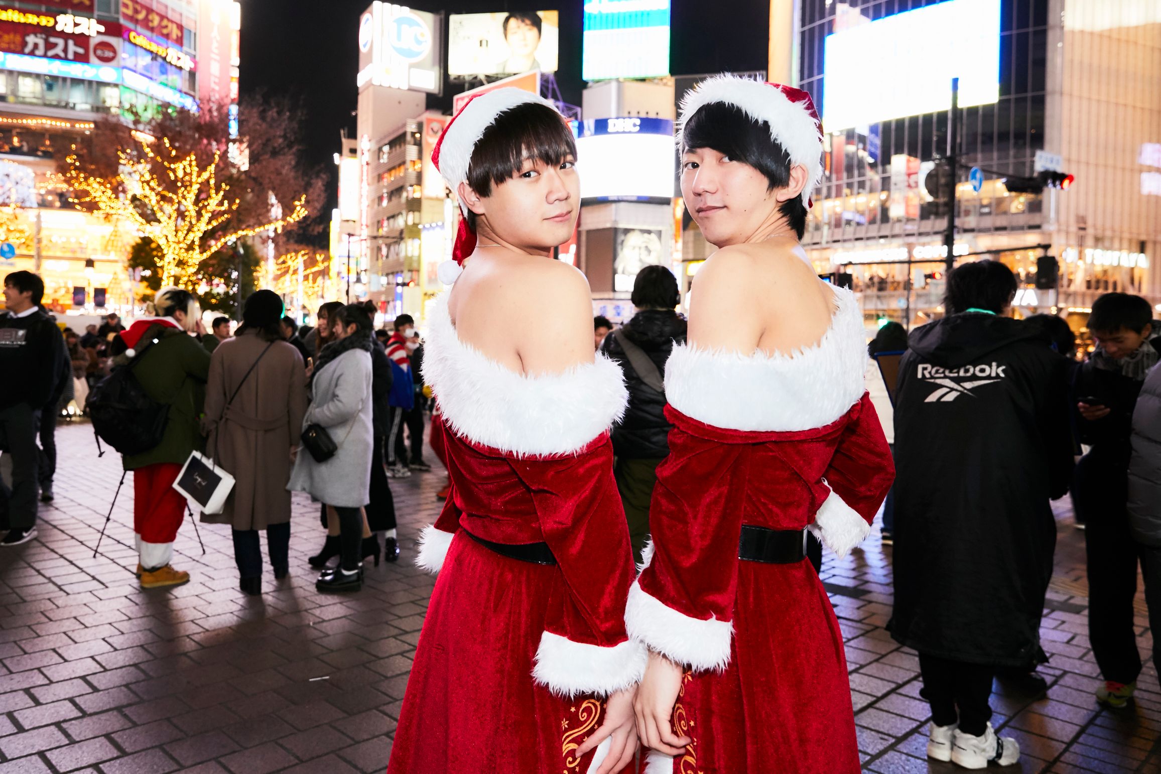 クリスマスイブの街角美女たち