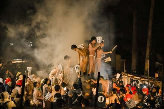 祭り前半の山場「柴燈木登り」