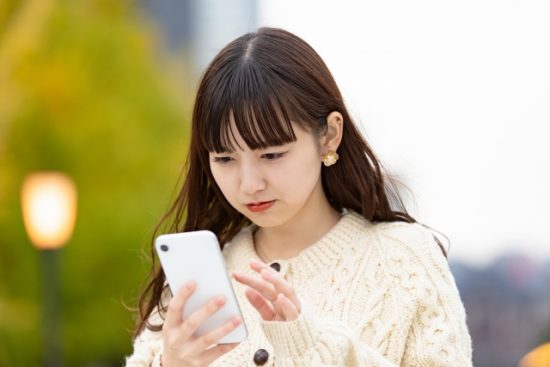 スマホを持つ女性