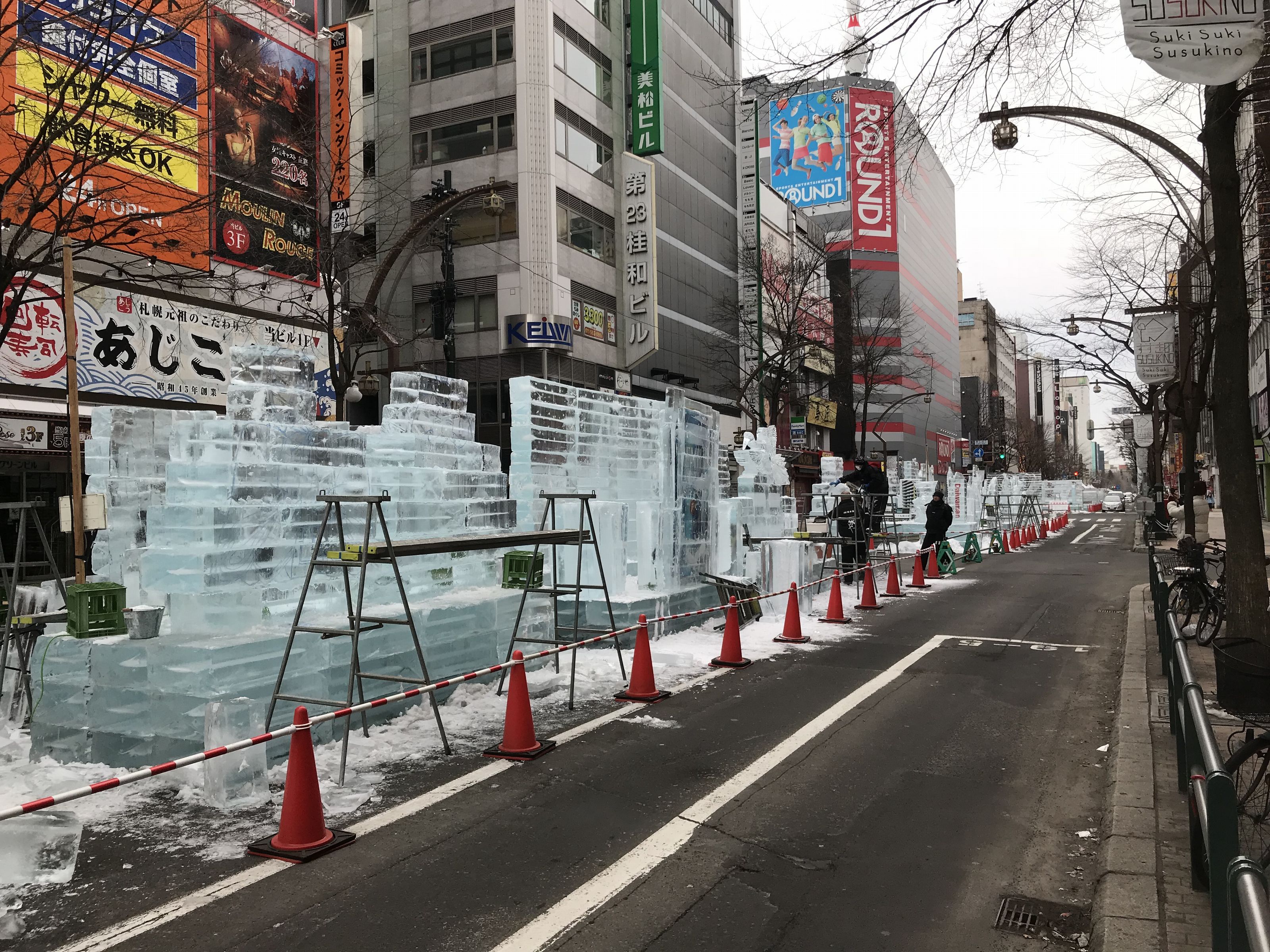 氷像が並ぶ、ススキノのメインストリート