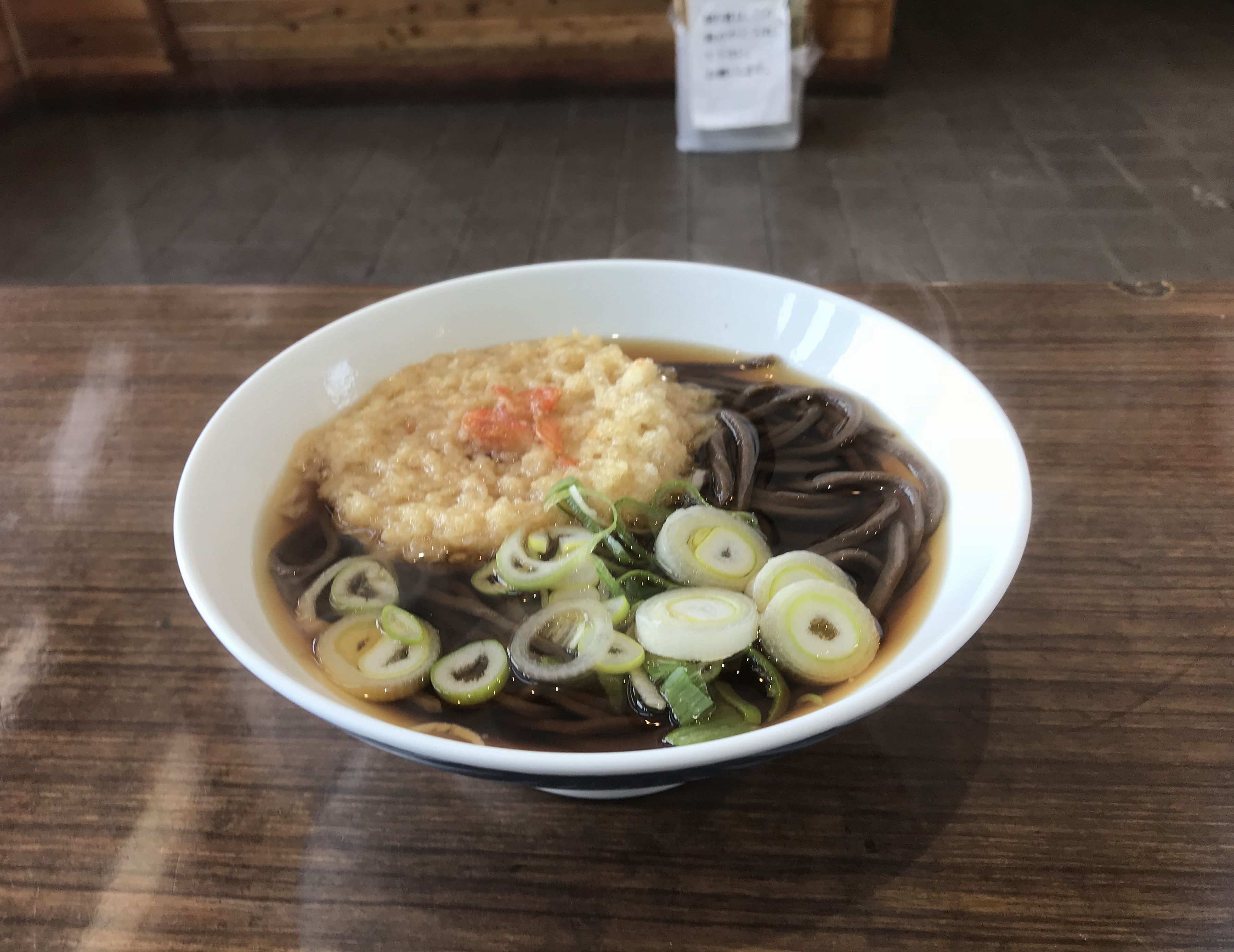 黒っぽい麺が特徴