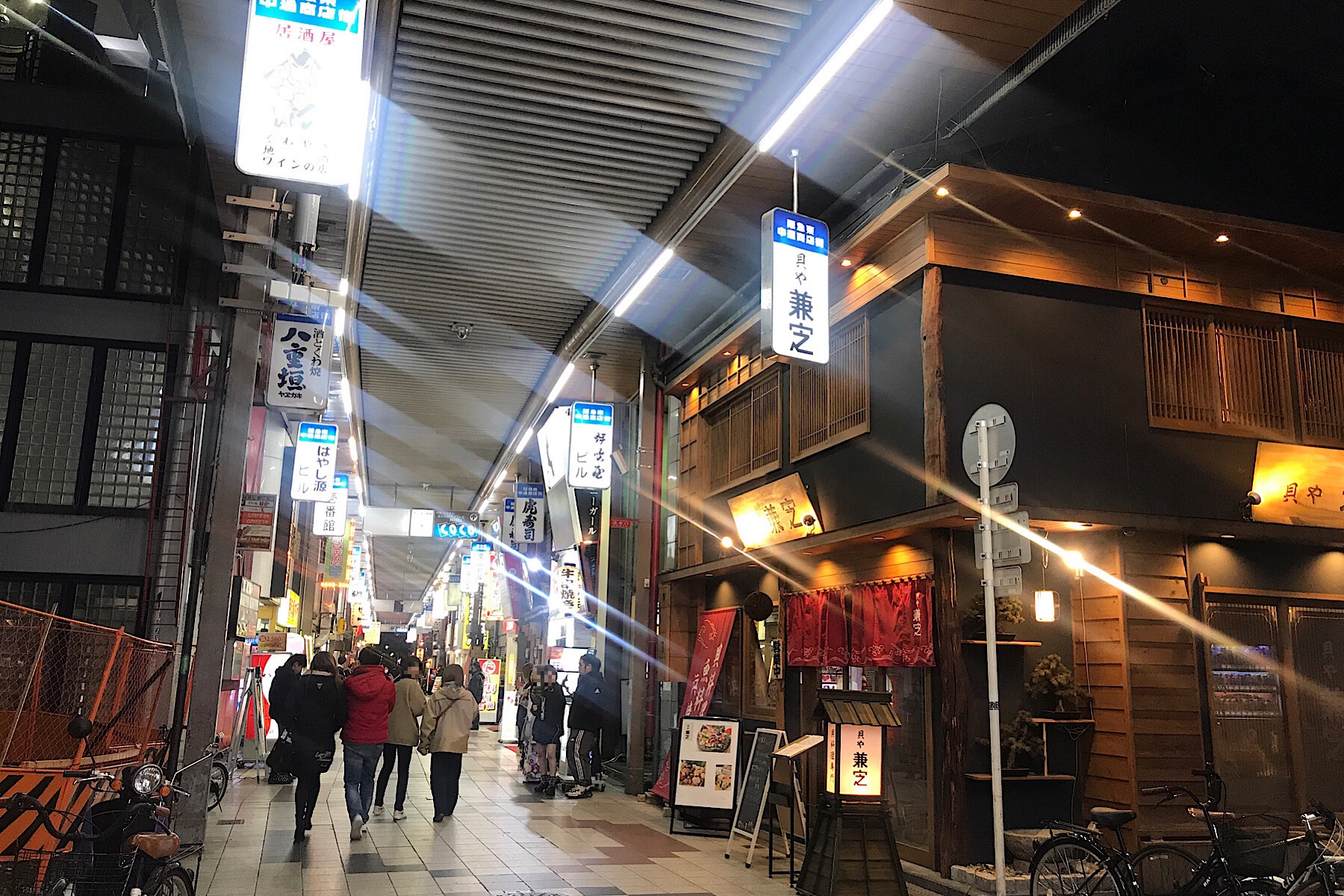 東通り商店街。人通りは多少あるものの