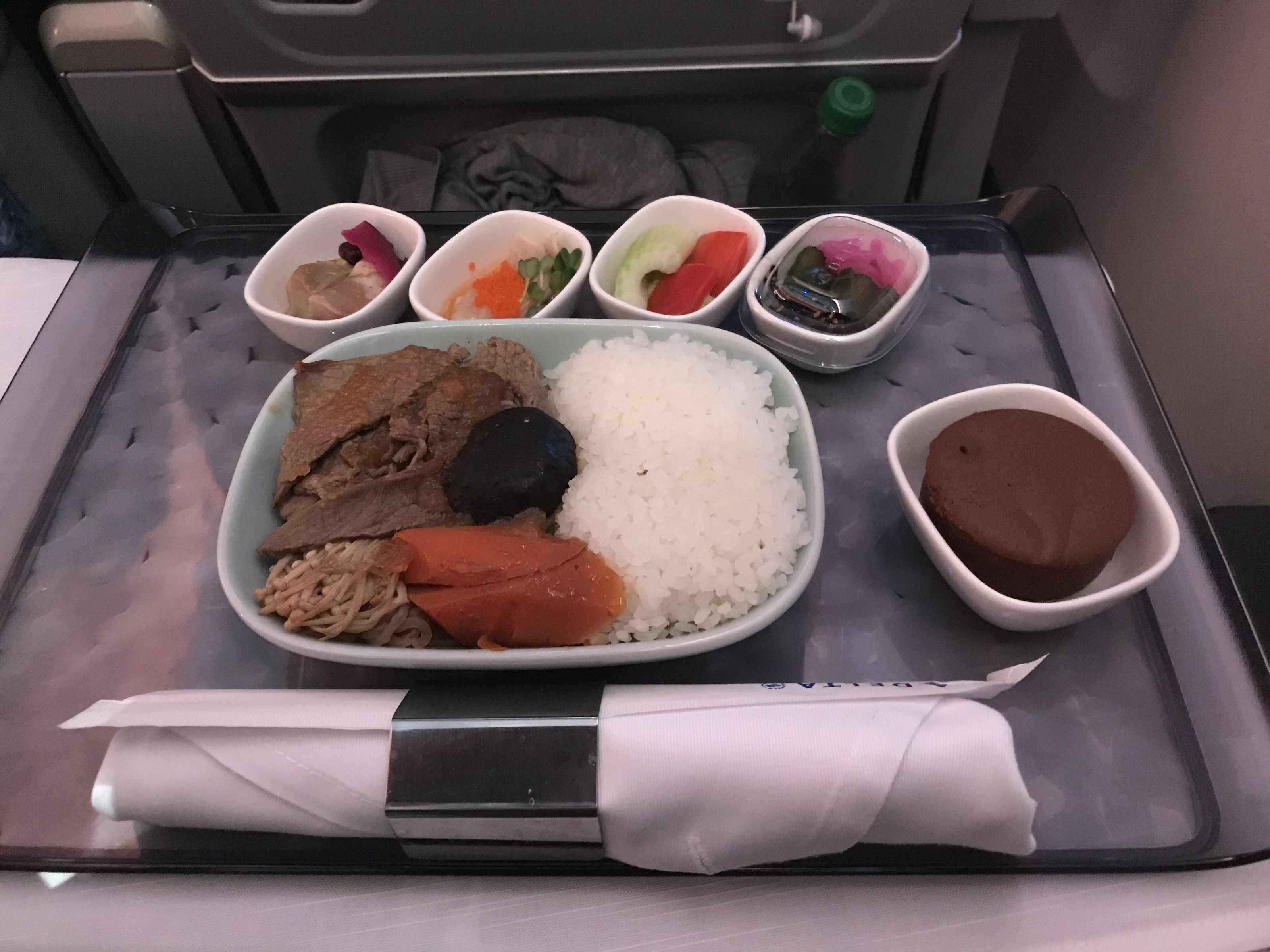 専用食器で提供される機内食