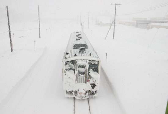 吹雪の中、走る列車