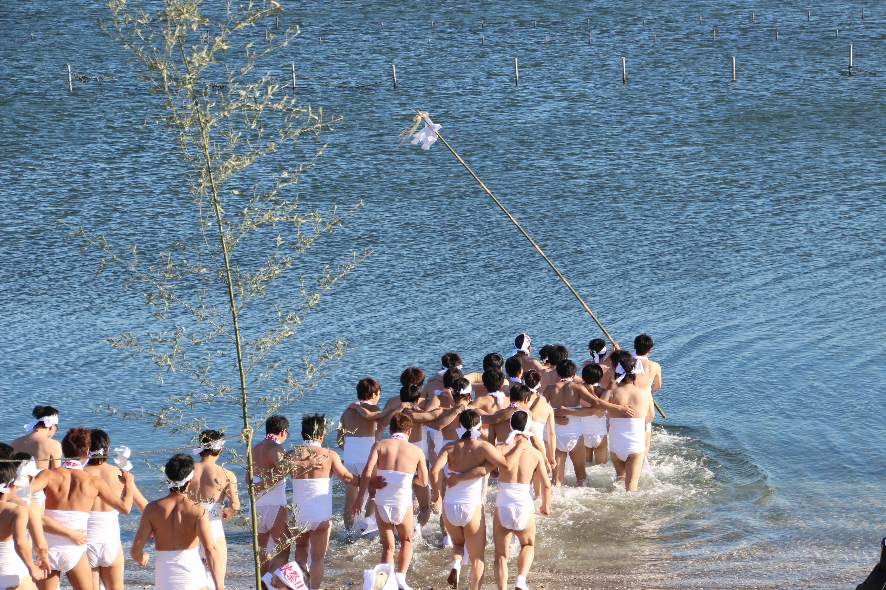 当日最初に行う海での「みそぎ」