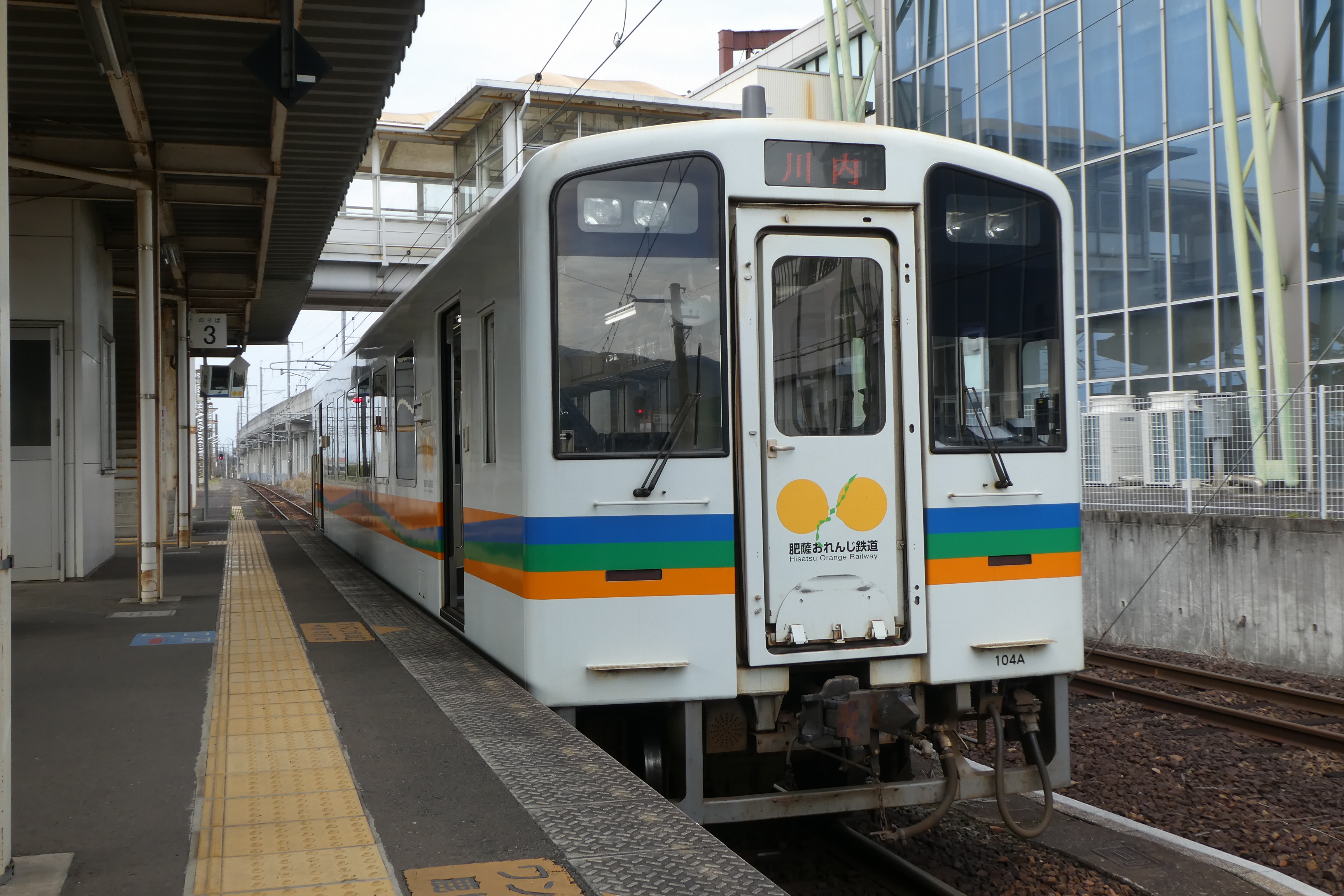 通常塗装の車両で川内へ向かう