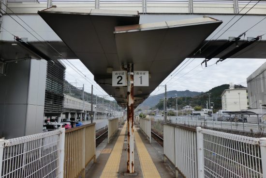 新幹線接続駅では珍しい無人駅