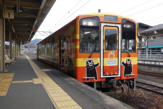 水俣に停車中の『くまモンラッピング列車2号』