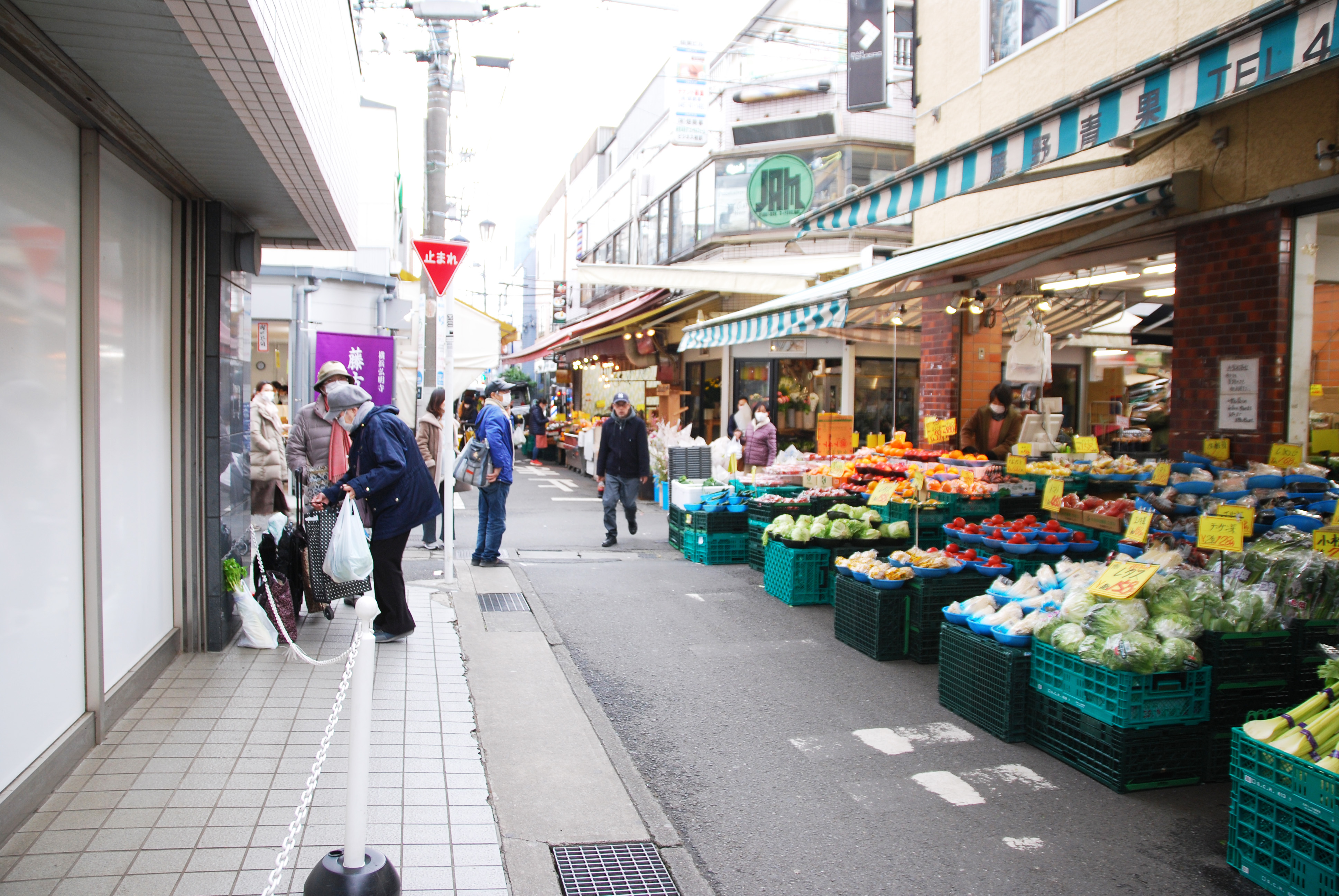 買い物客で賑わう大船仲通商店街