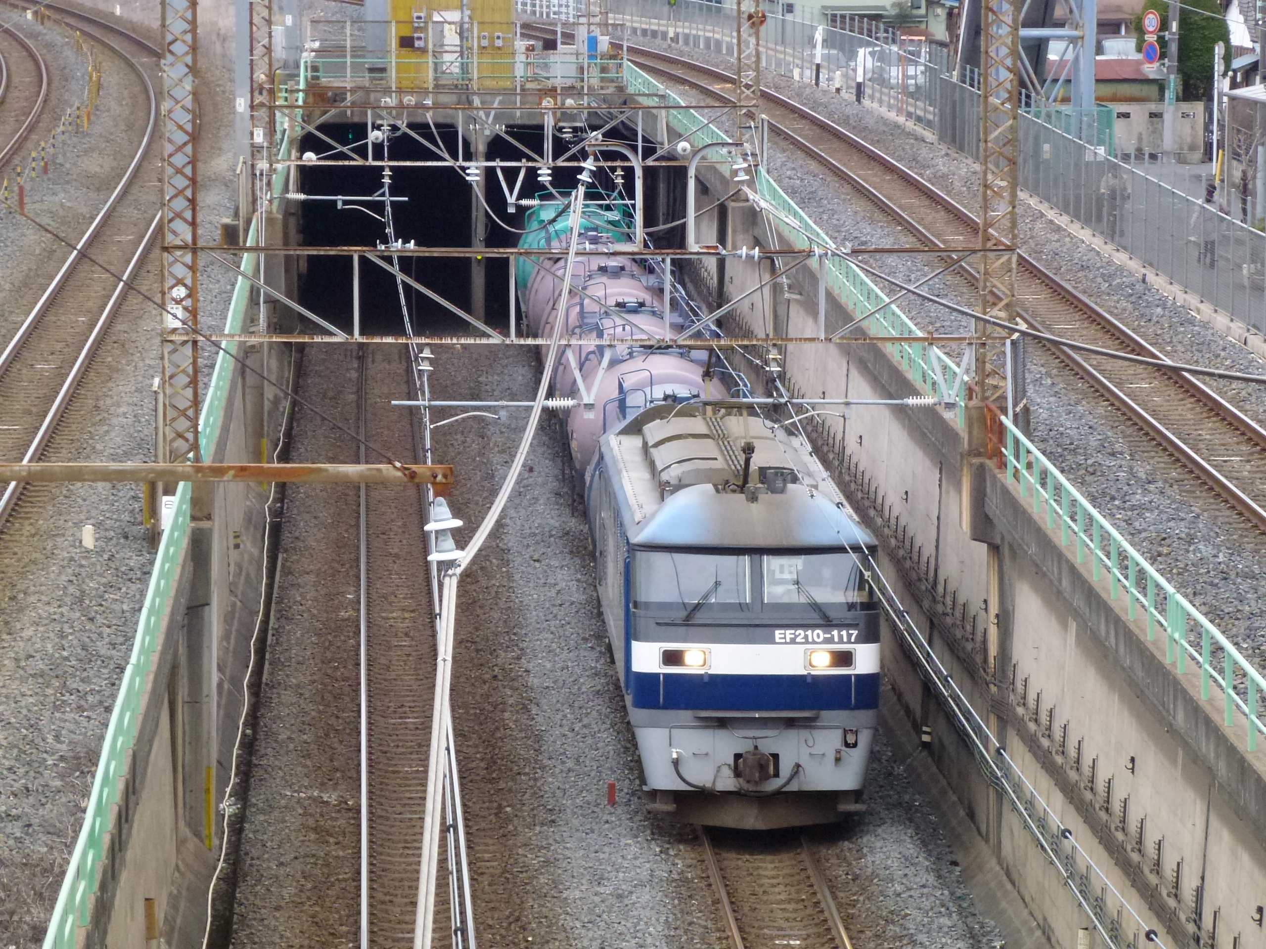 貨物輸送、回送や試運転については、旅客輸送にあたらないので、「不要不急の外出自粛要請による計画運休」の対象外である。