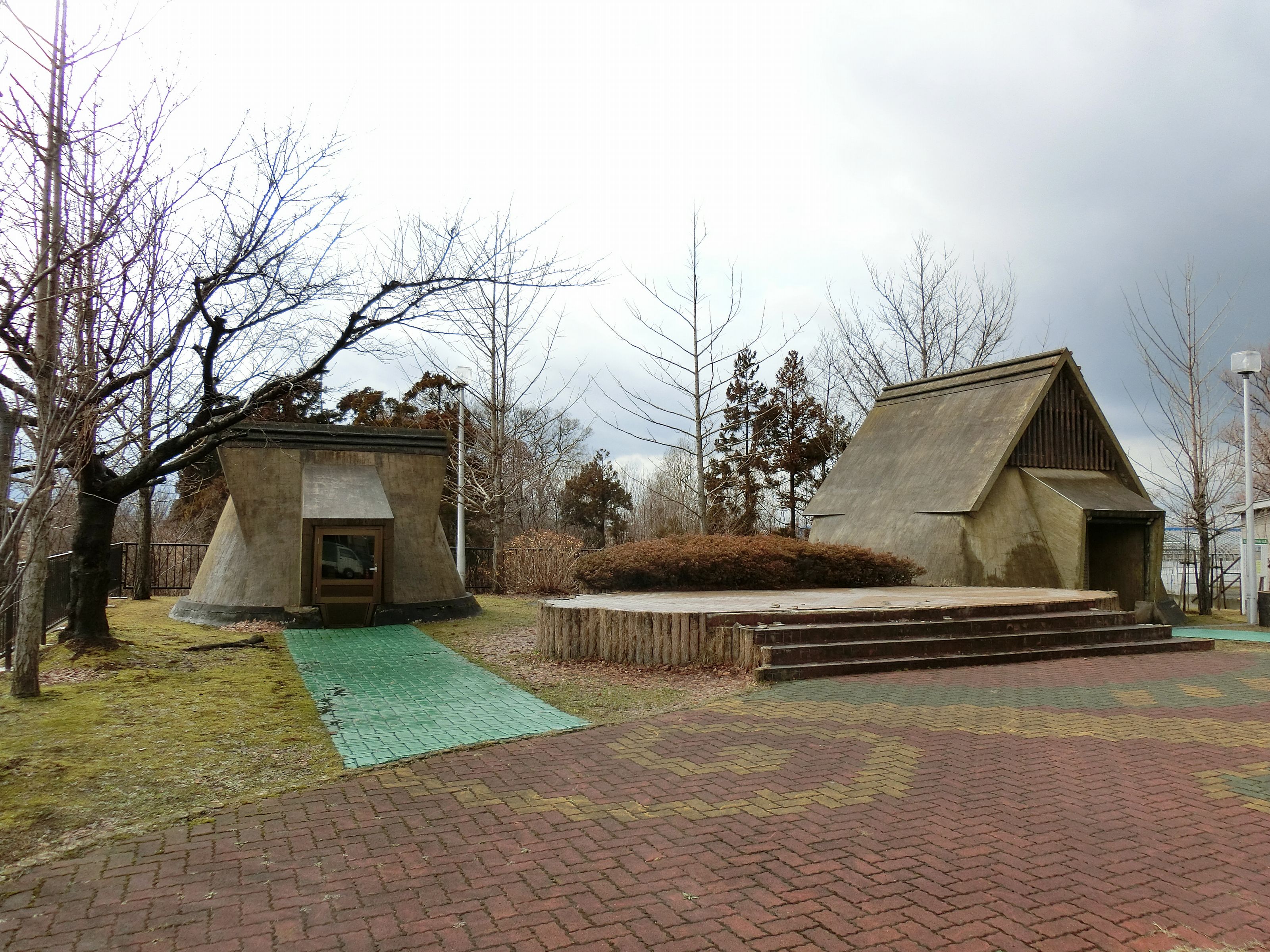 駅の隣の公園にある竪穴式住居