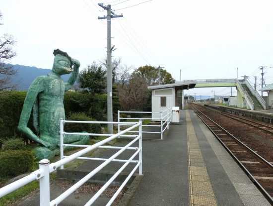 ホームの河童像