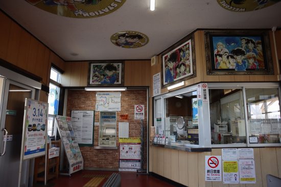 駅構内の壁、天井もイラストだらけ