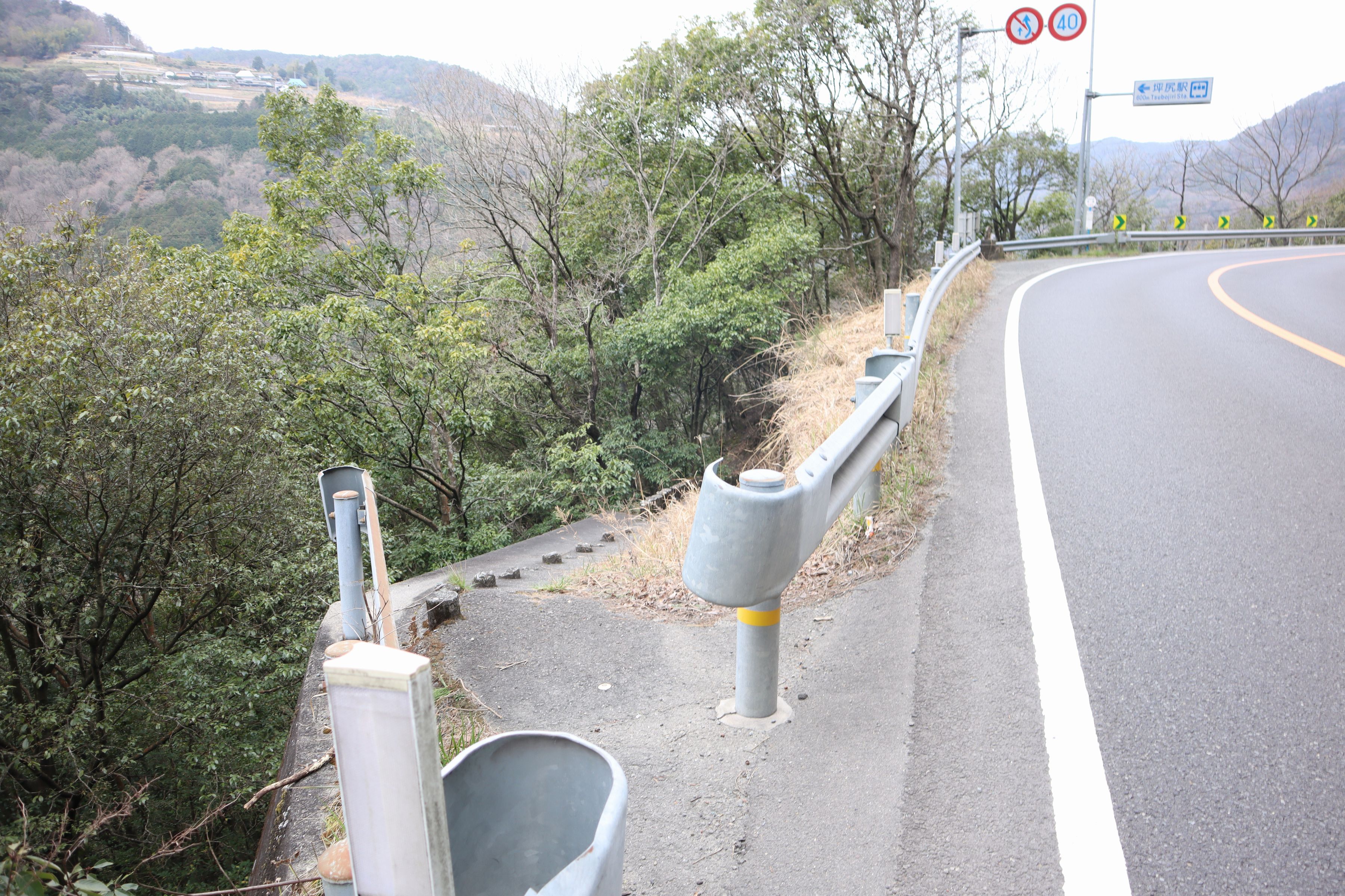 左の山道を下って駅に向かう