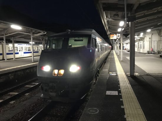 重岡駅に向かう延岡行き普通列車