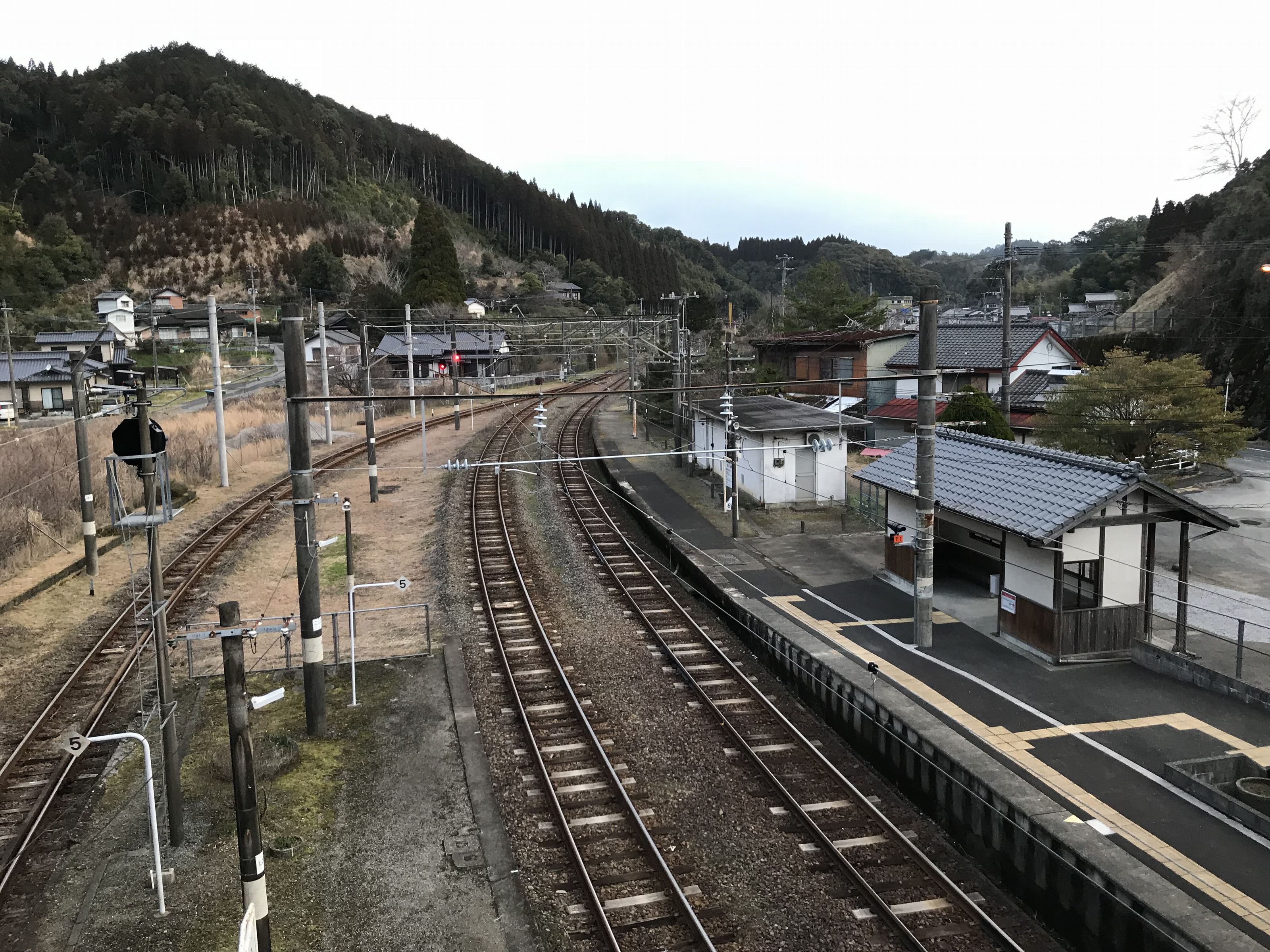 駅周辺には集落があり、秘境度は低め