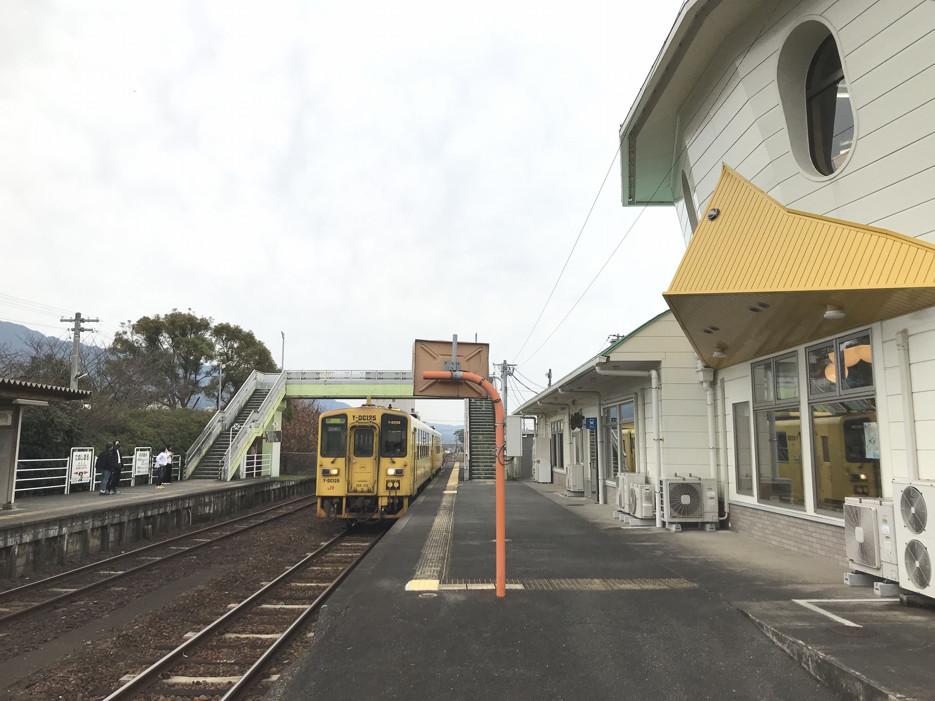 ホーム側の駅舎も河童