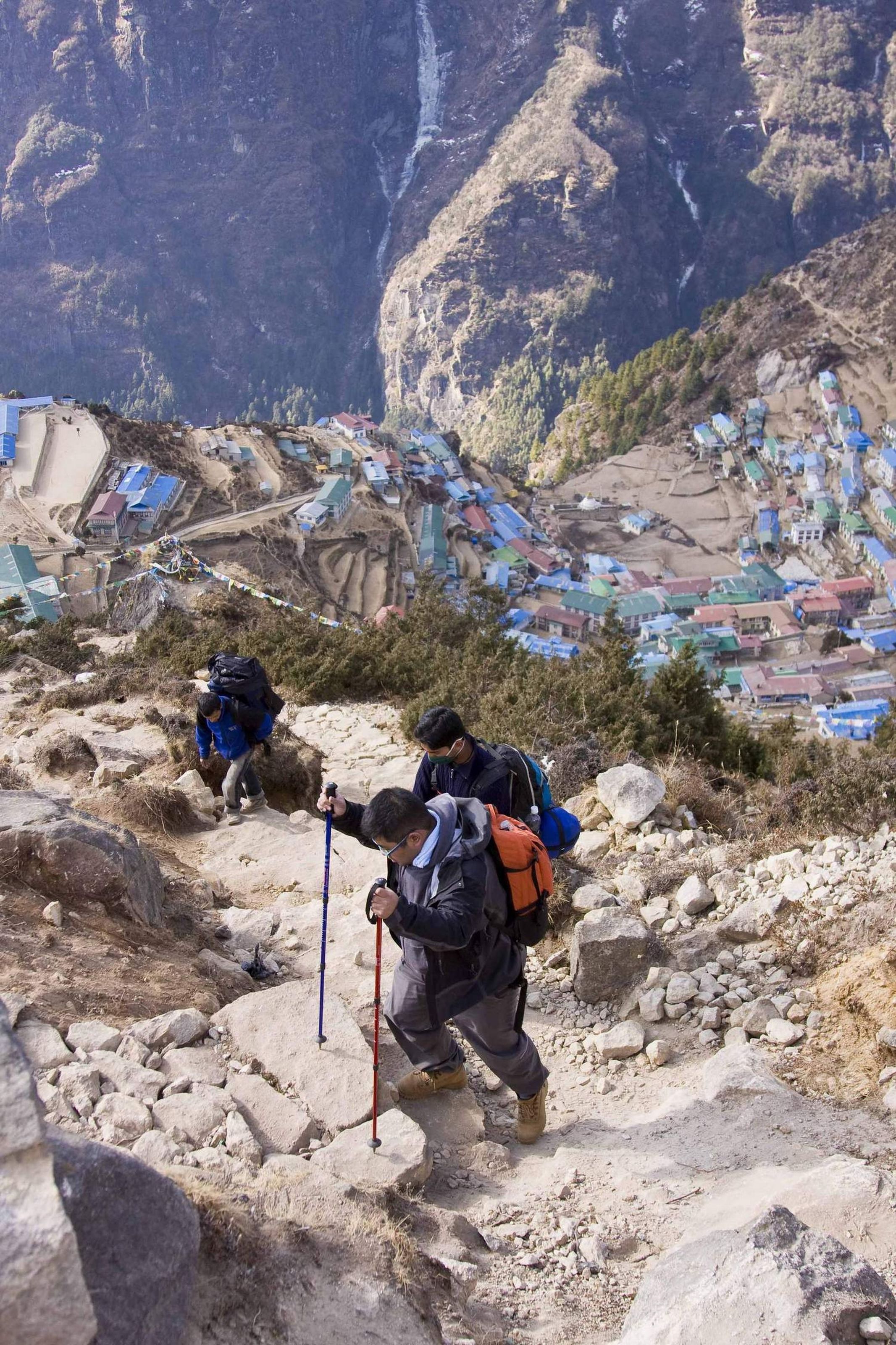 ナムチェ・バザールを離れ、山道を登る筆者