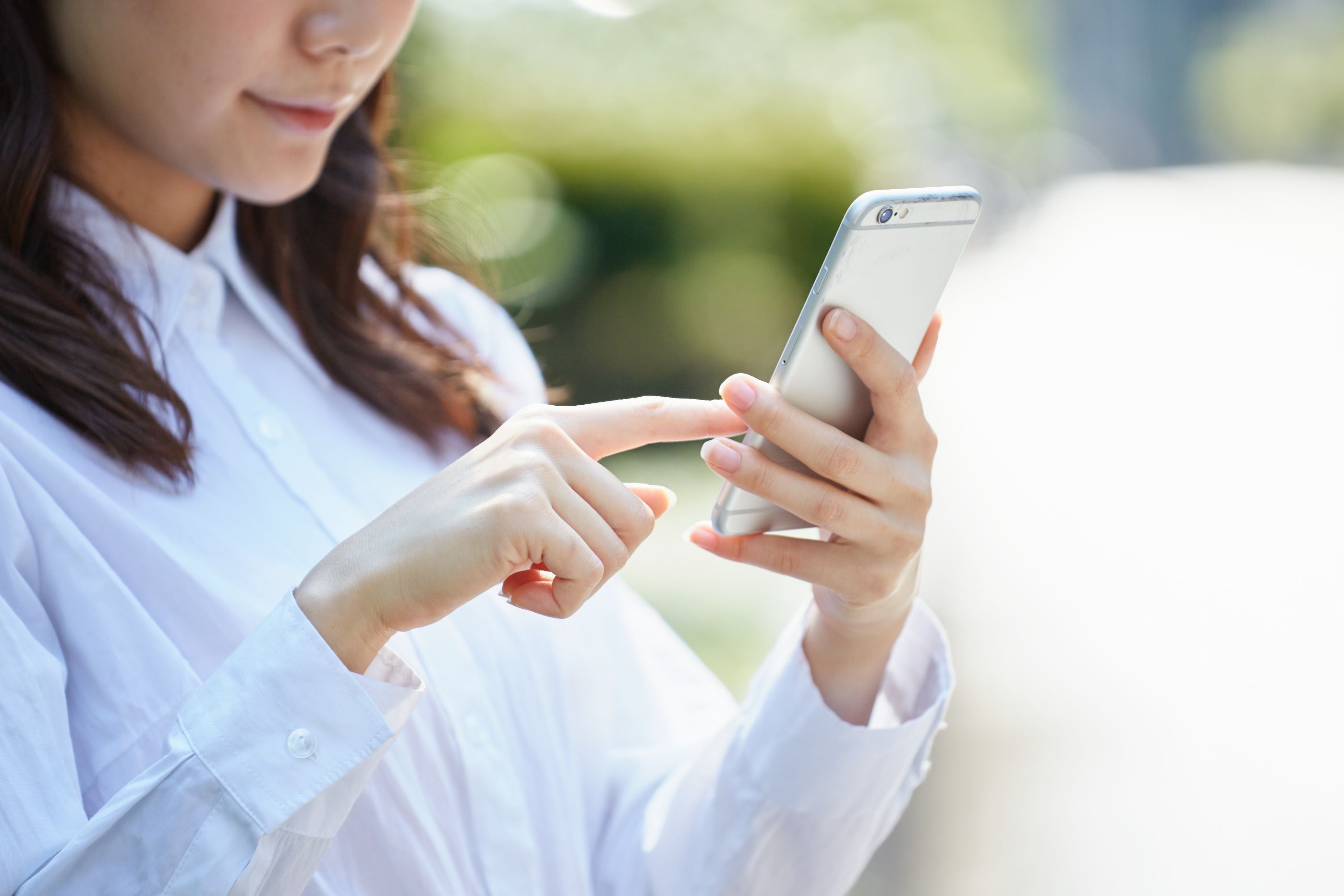 スマホを持つ女性