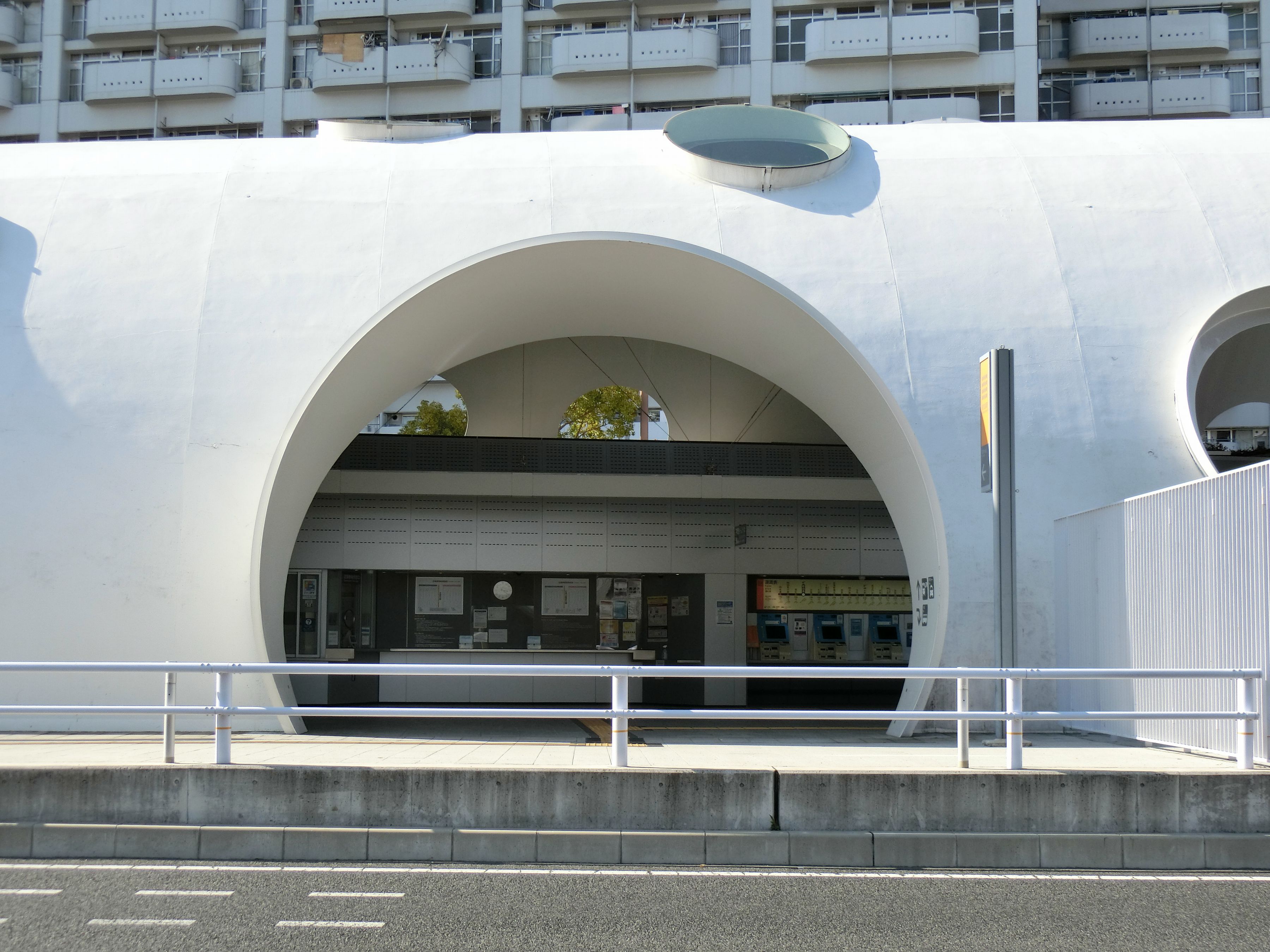 駅入口は大きめの穴