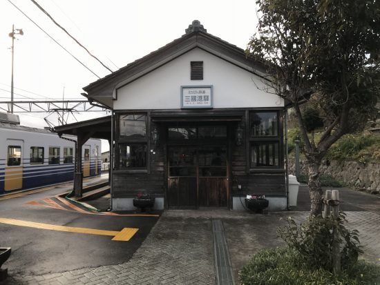 三国駅駅舎