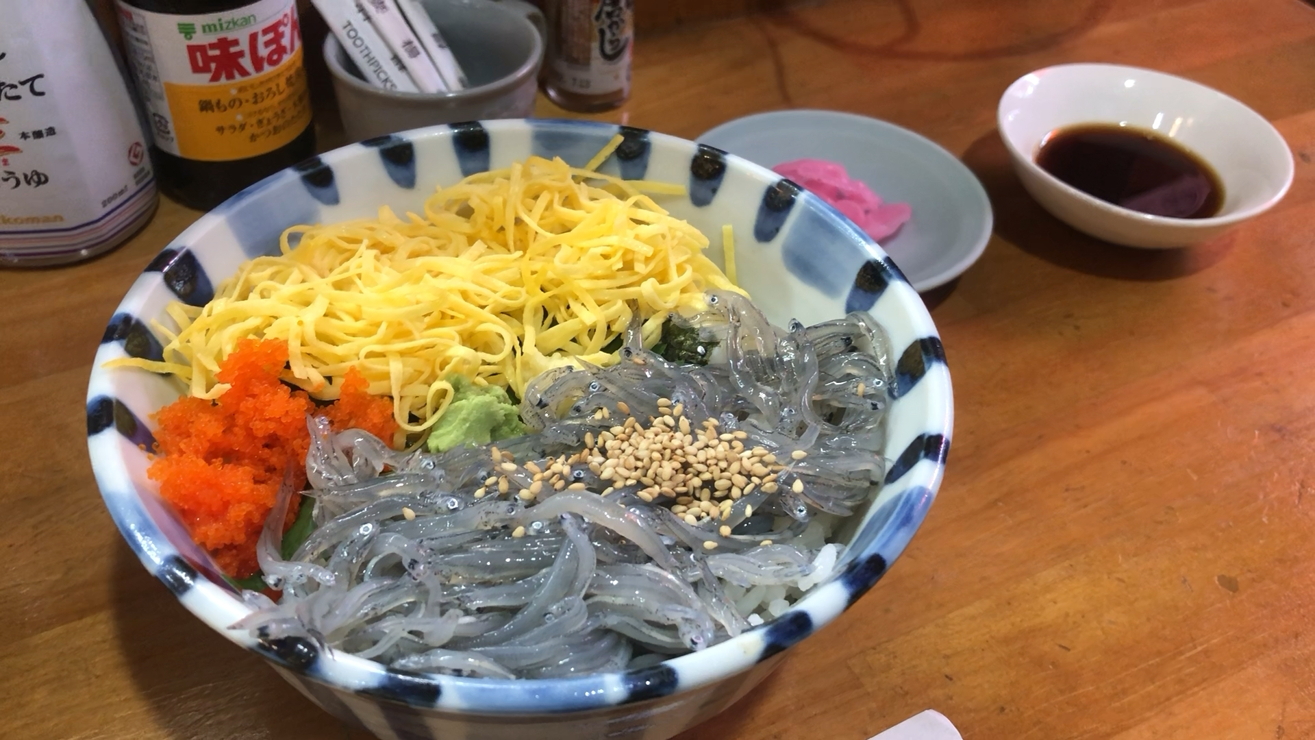 鎌倉名物の生しらす丼