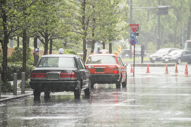 タクシー　雨