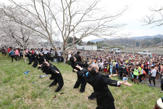 市民マラソン大会の出走前にエール。選手たちも三三七拍子にこたえてくれた