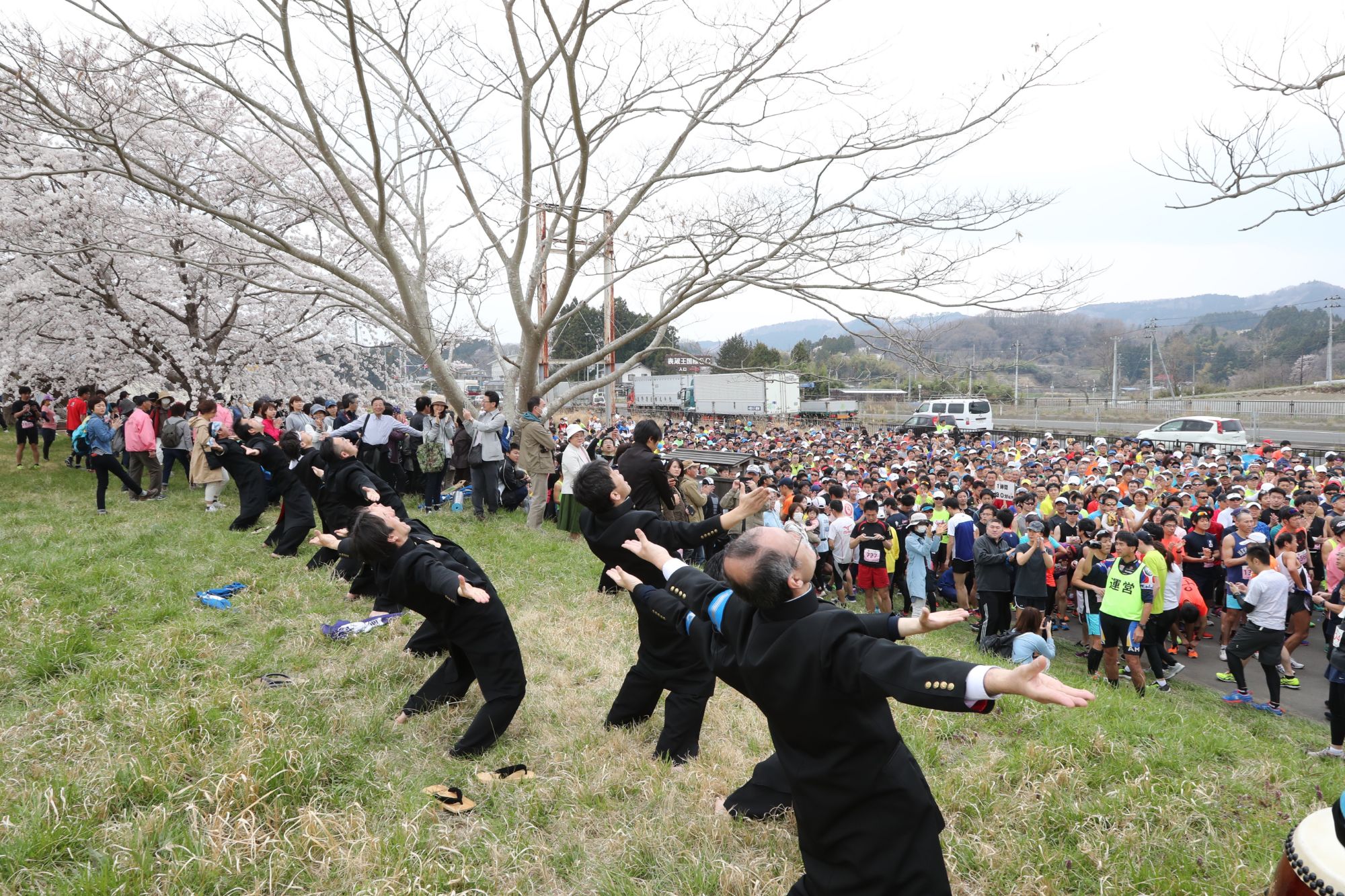 市民マラソン大会の出走前にエール。選手たちも三三七拍子にこたえてくれた