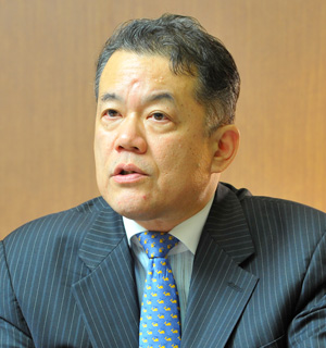 山本隆三氏