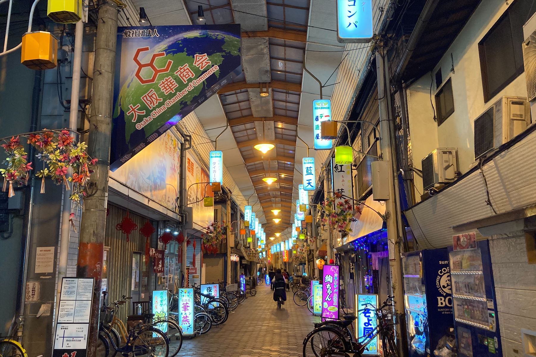 駅前から伸びる商店街