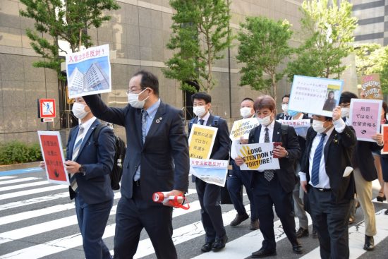 デモを行う弁護士たち