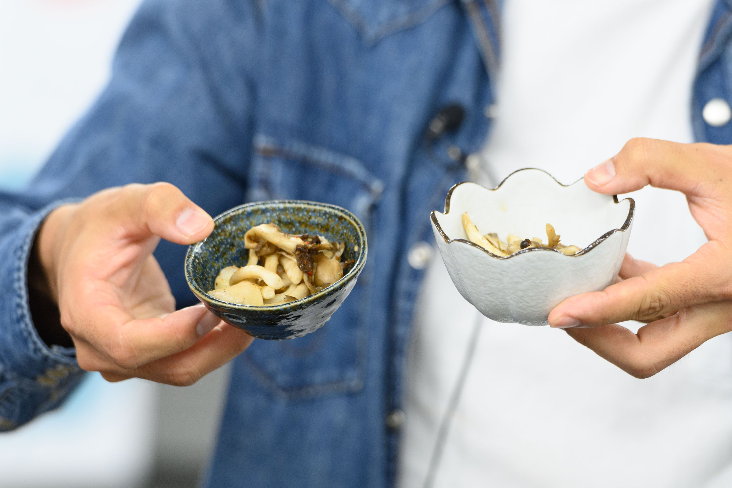 エリンギ・まいたけ等をバターと一緒にレンチンして、ほりにしの赤を。絶品！