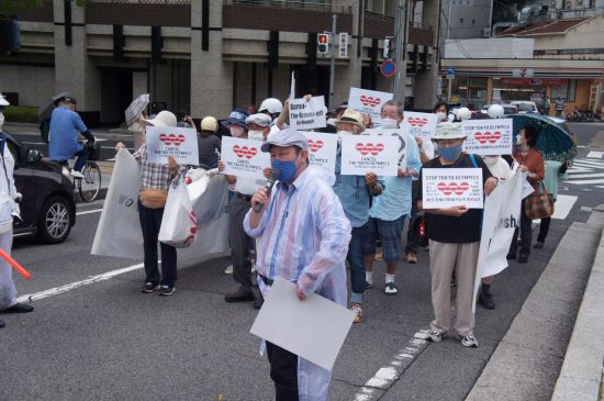 広島平和公園で献花をしたバッハ会長に対して、抗議活動をする広島市民有志