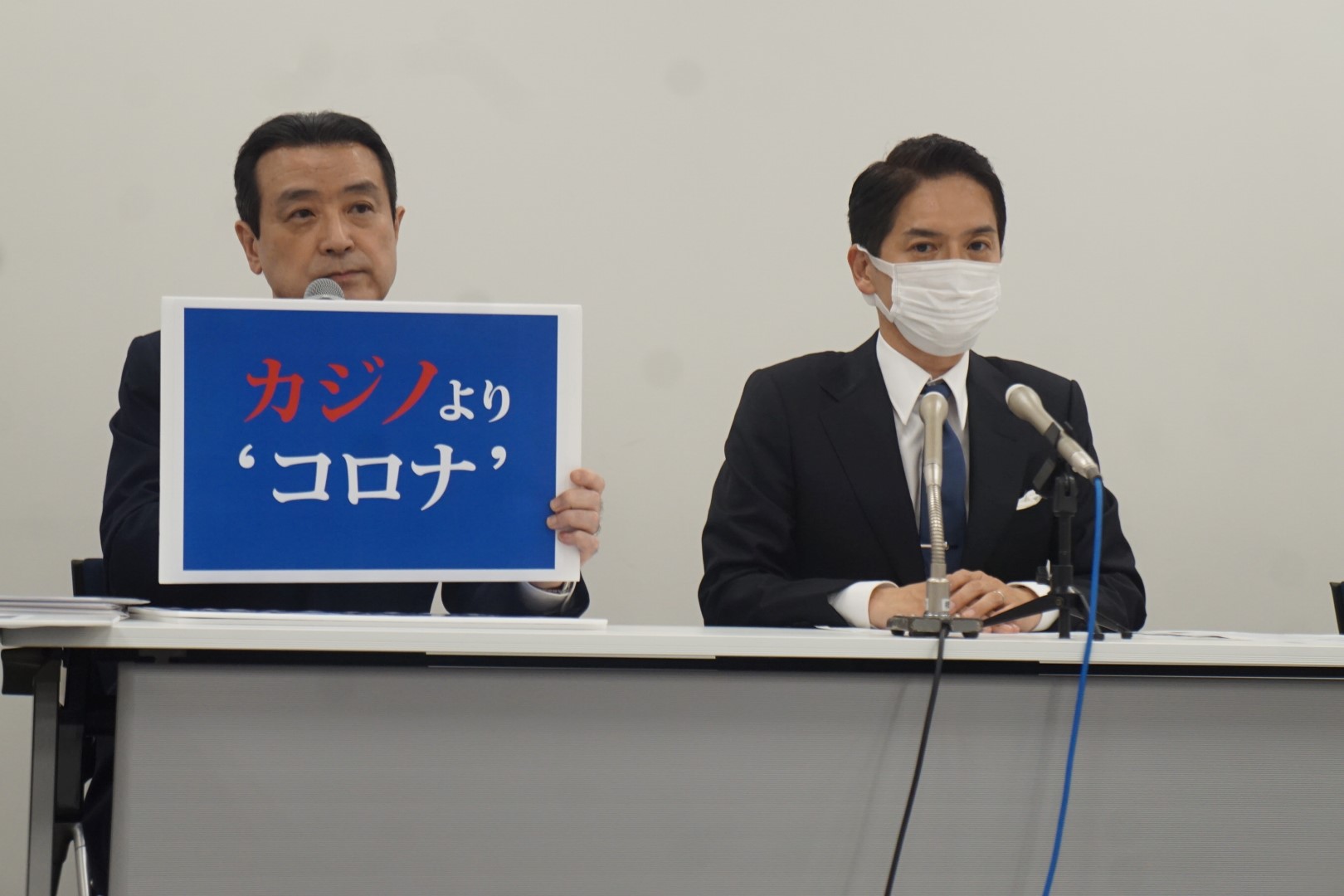 6月29日、横浜市長選への出馬会見を行う山中竹春・横浜市立大学教授（右）。左は江田憲司・立憲民主党代表代行