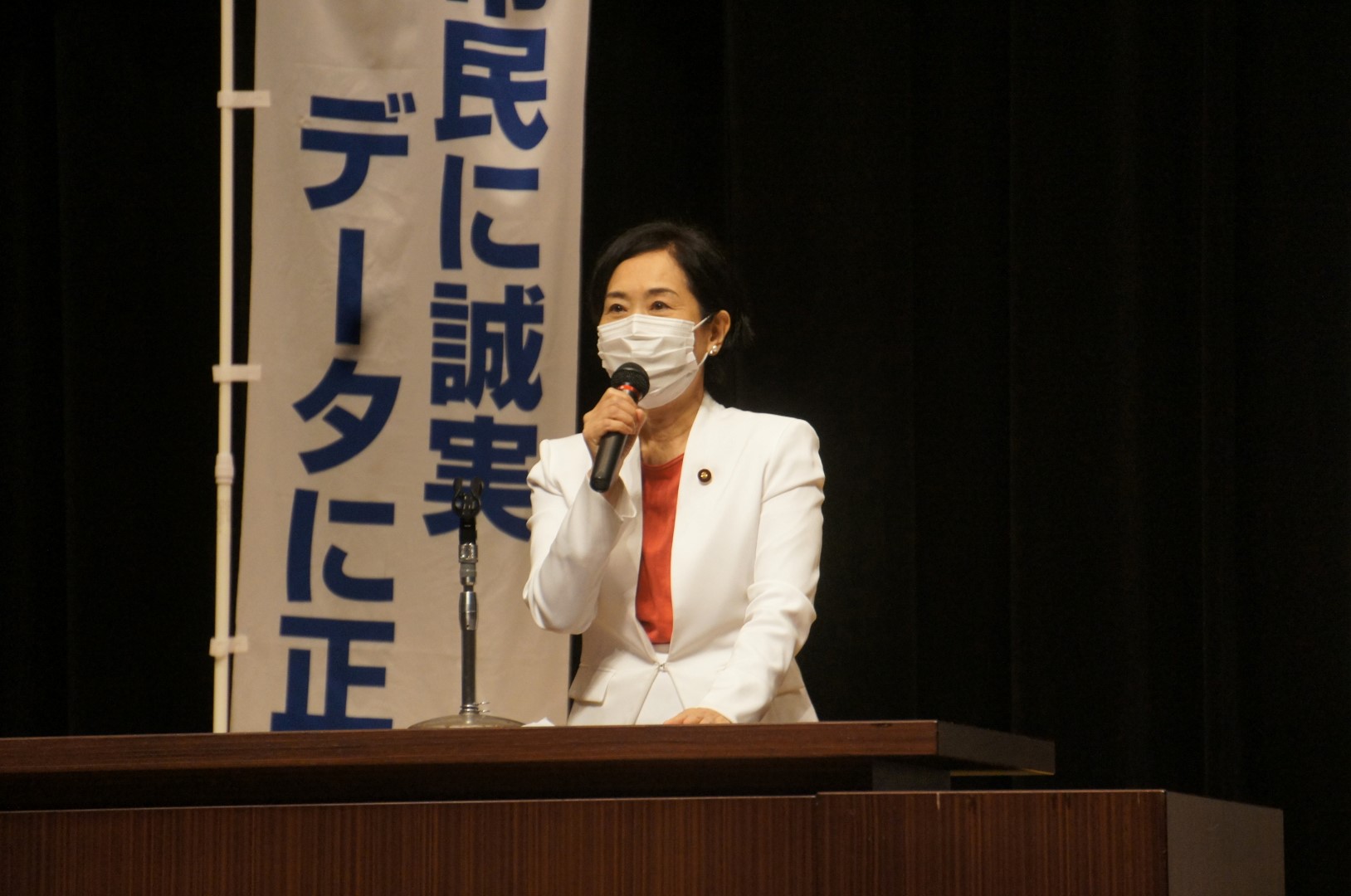 山中氏の決起集会で、「菅首相の小此木氏への全面支援」について話す共産党・畑野君枝衆院議員