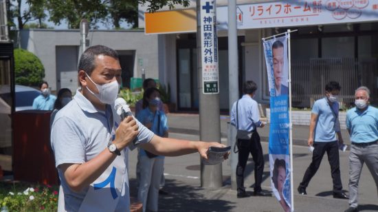 JR鴨井駅前で街宣を行い、チラシ配りをする小此木氏