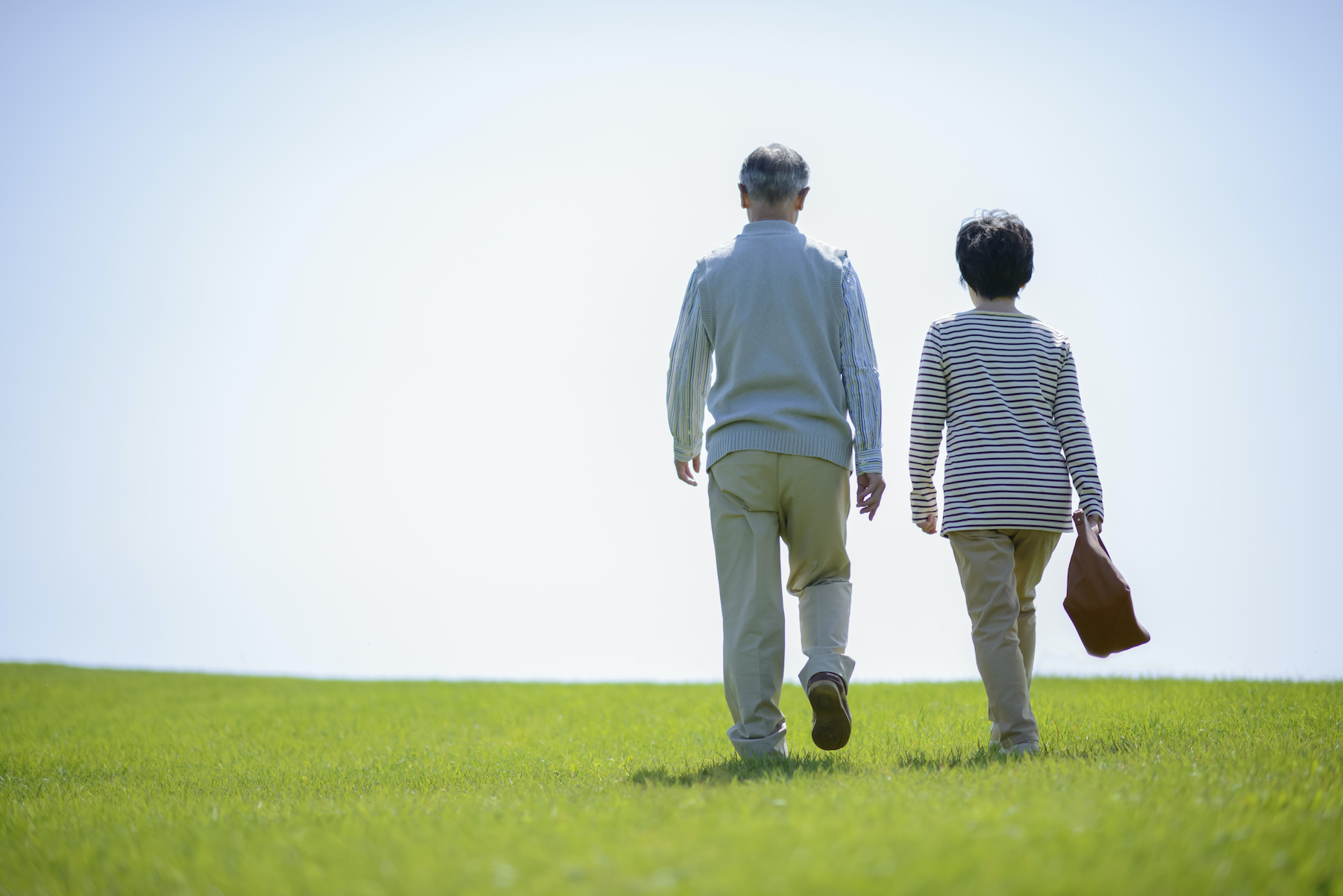 散歩をするシニア夫婦の後姿