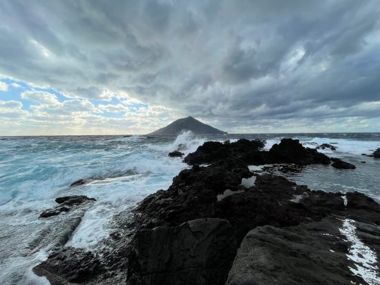 荒れる海岸から八丈小島を望む（筆者撮影）