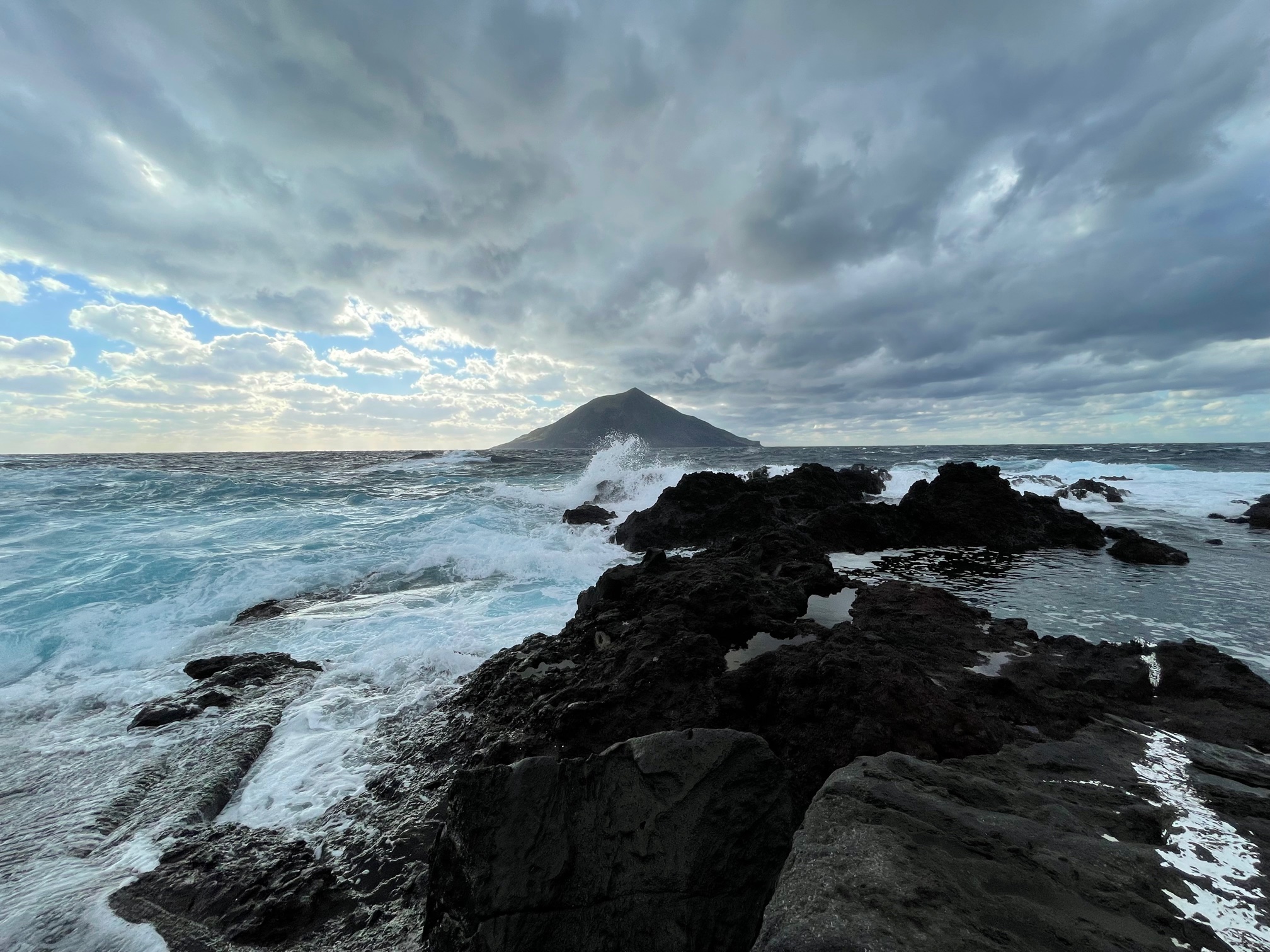 荒れる海岸から八丈小島を望む（筆者撮影）