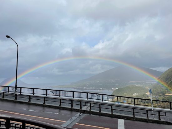 島の雨上がりにきれいな虹の吉祥（筆者撮影）